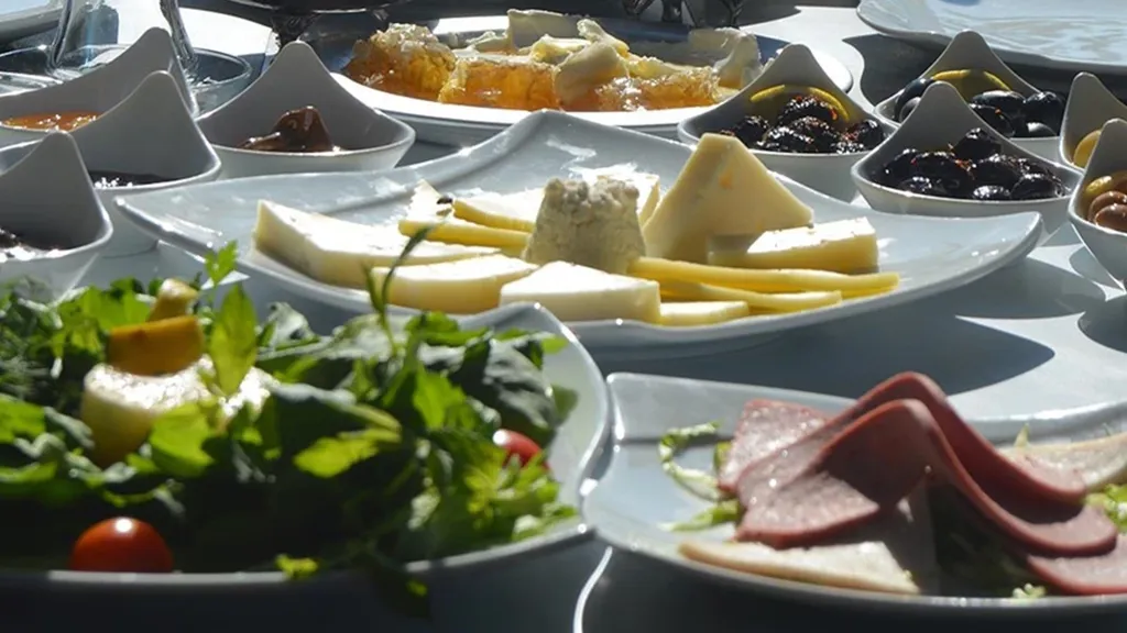 Sahurda ile iftarda fazla tüketilen çay ve kahve zararlı